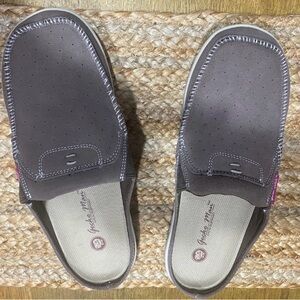 Gecko Man Canvas Slippers Gray Size 9